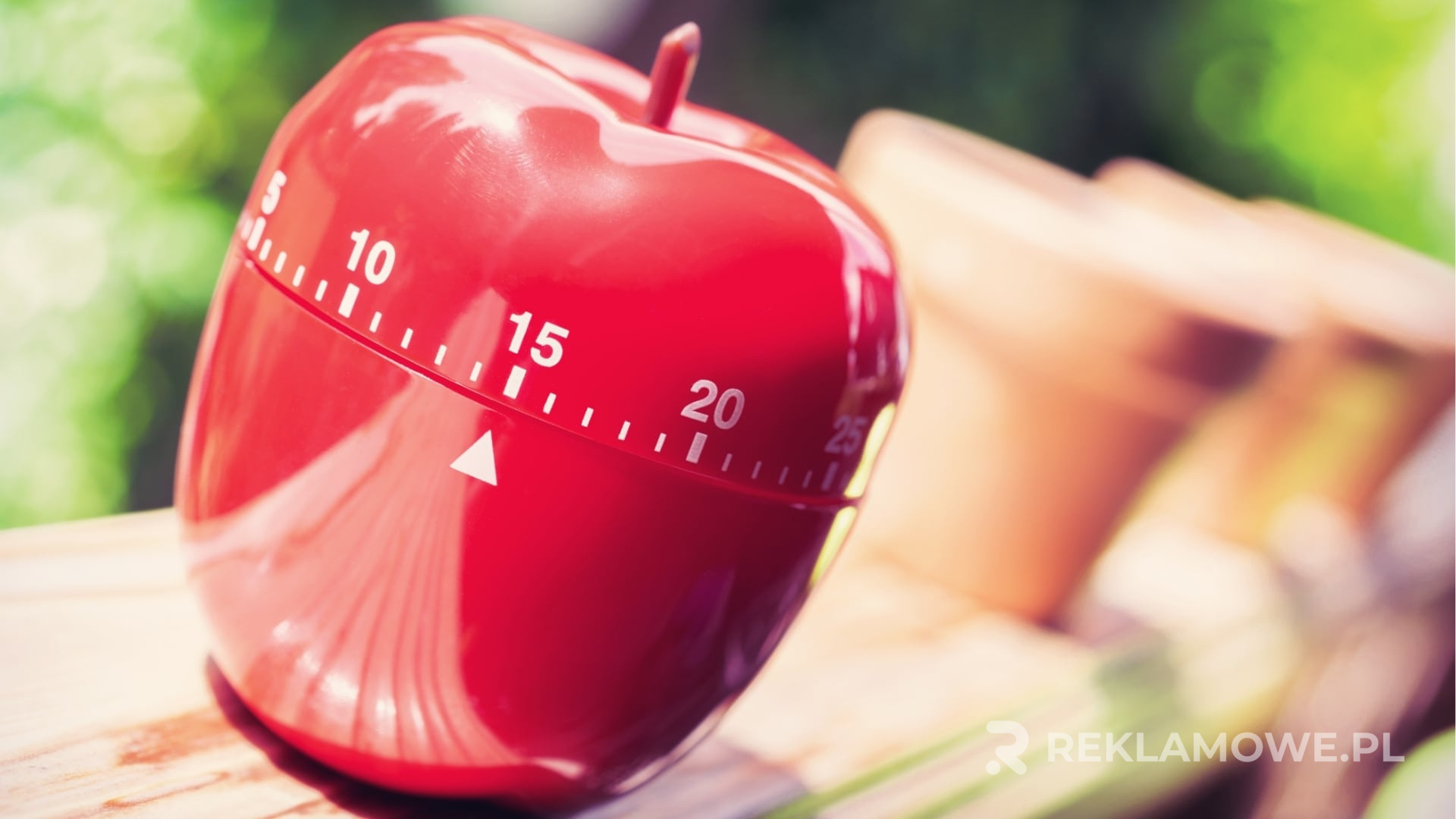 Minutnik ustawiony na tle biurowym