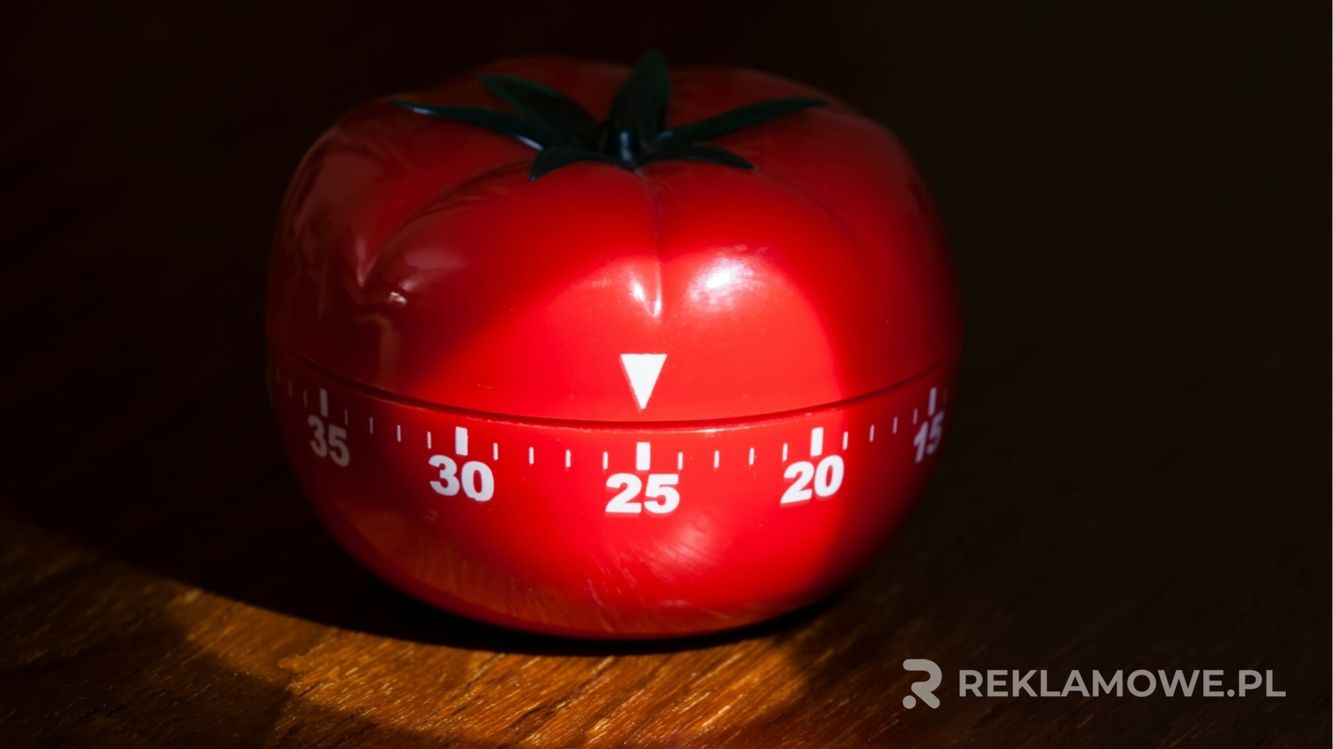 Minutnik na biurku symbolizujący oszczędzanie czasu