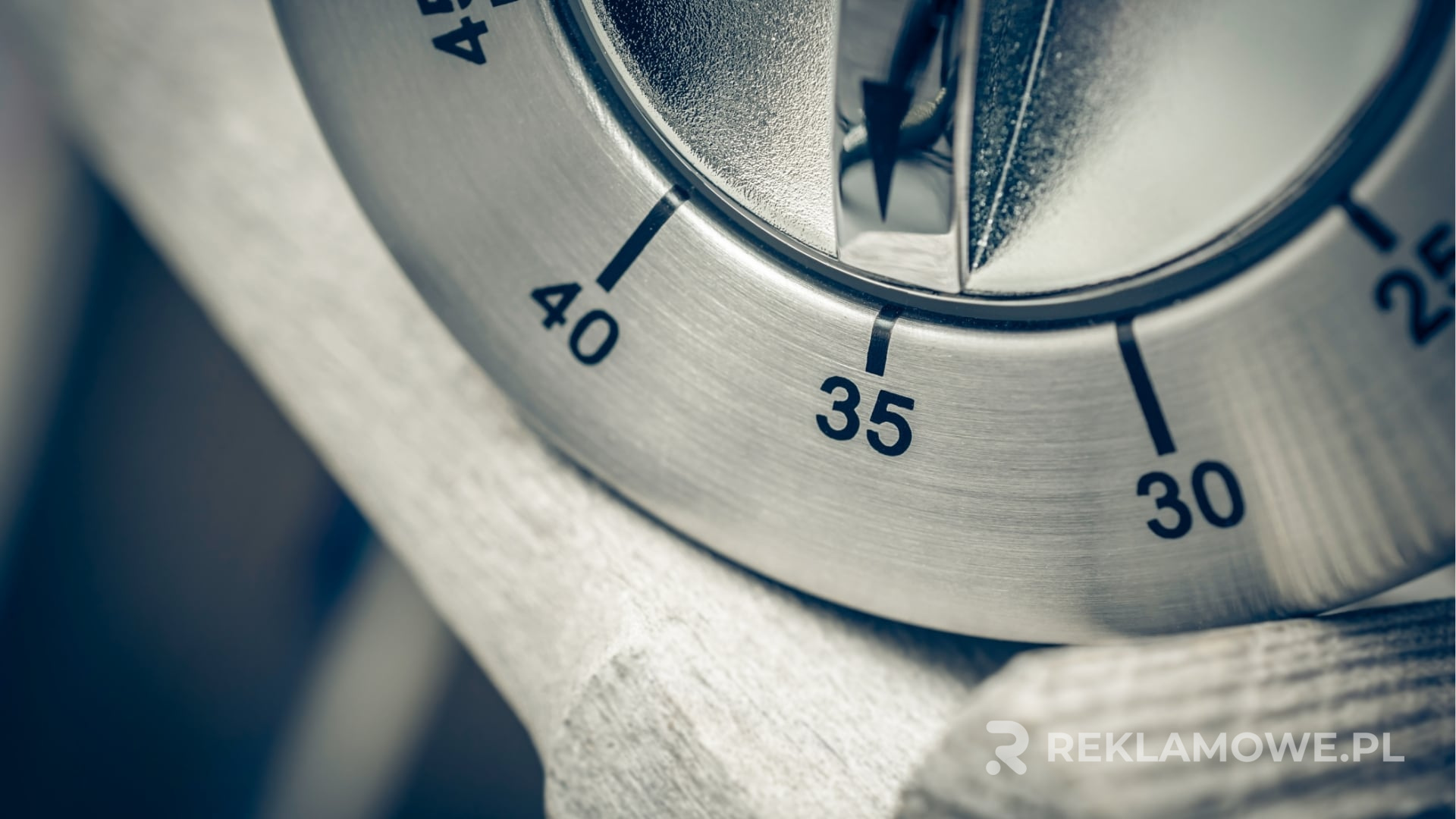 Minutniki reklamowe na biurku